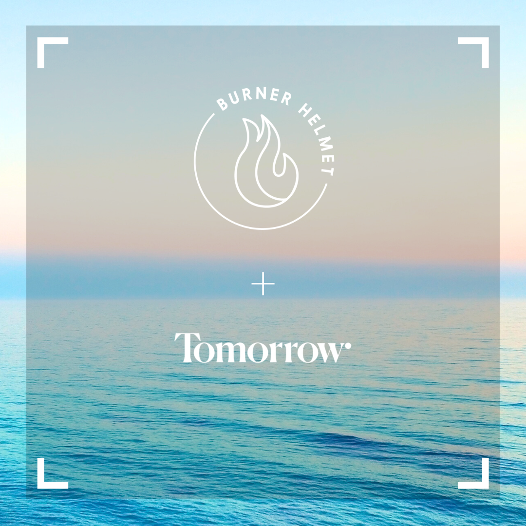 Burner Helmet + Tomorrow vor blauem Meer und Himmel - eine nachhaltige Zusammenarbeit