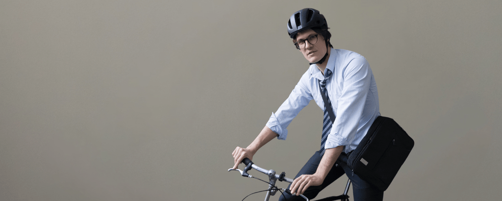 Mann mit Anzug trägt Burner Helmet nachhaltigen Fahrradhelm
