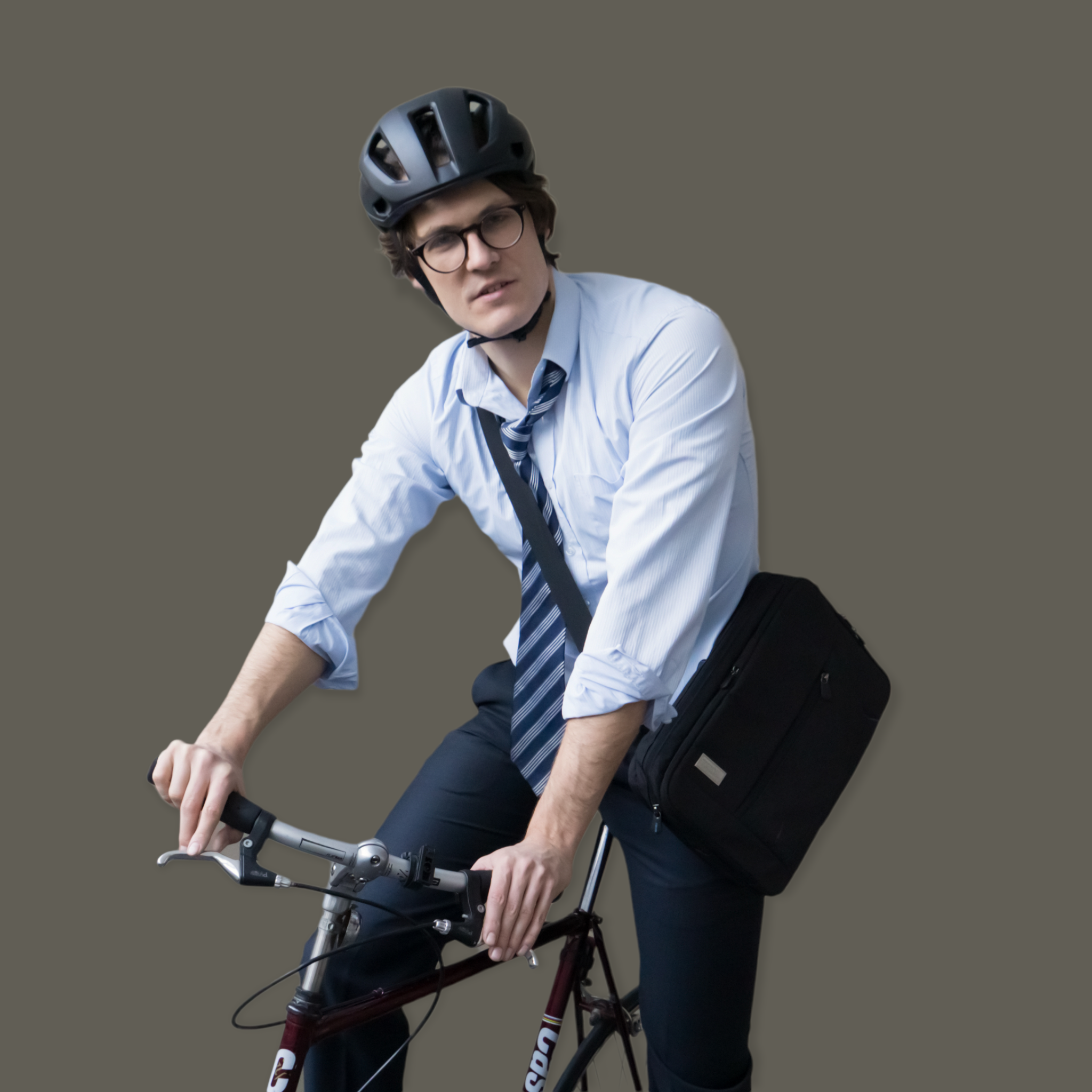 Mann mit Anzug trägt Burner Helmet nachhaltigen Fahrradhelm