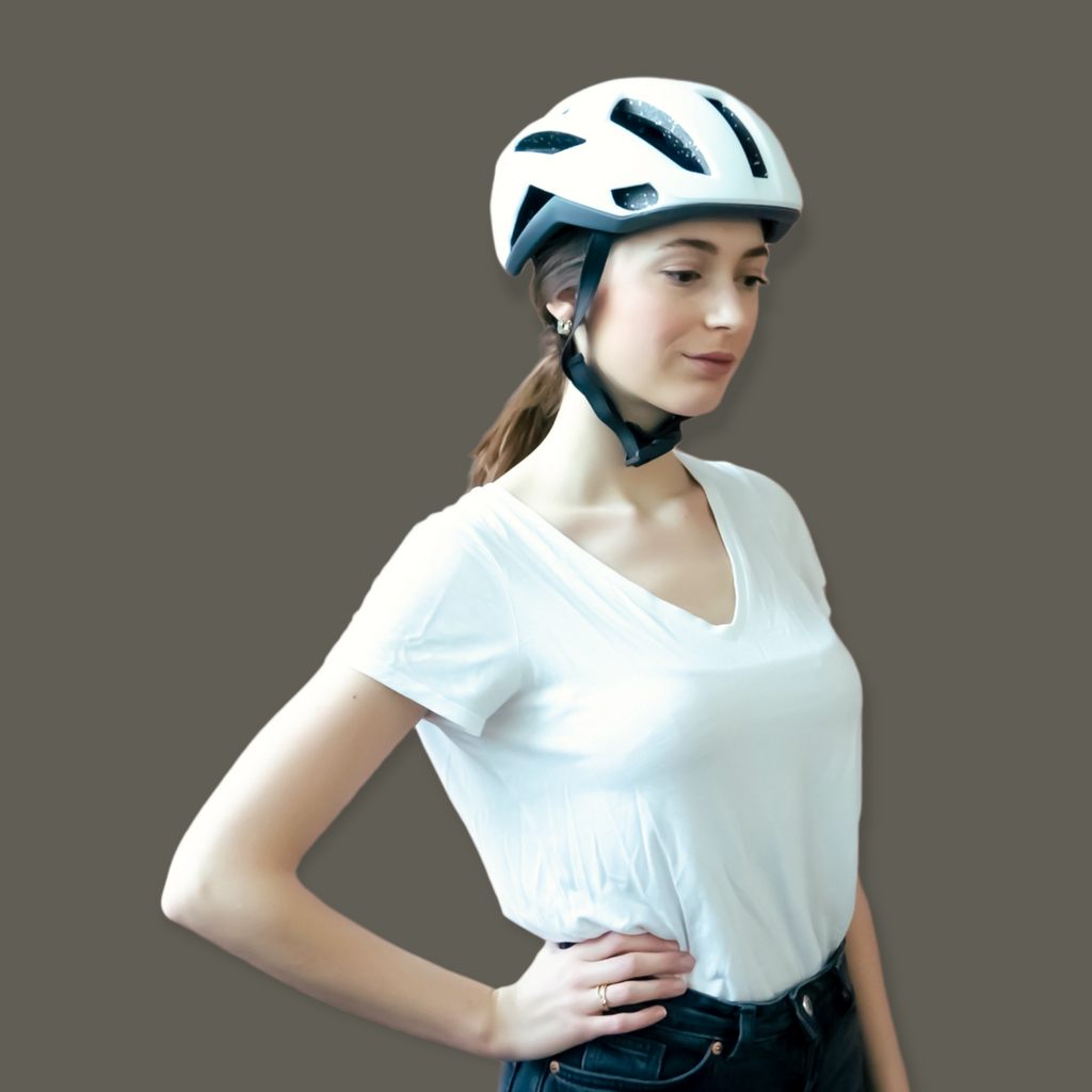 Frau trägt Burner Helmet nachhaltigen Fahrradhelm