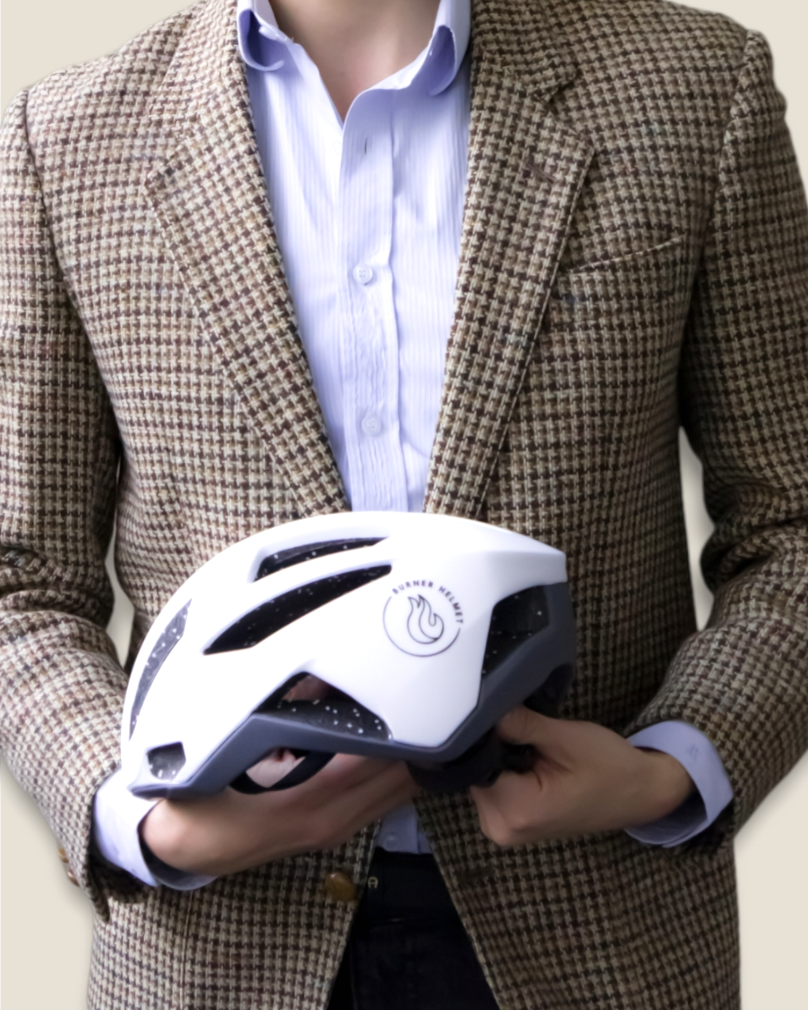 Recycelter Fahrradhelm in Hand